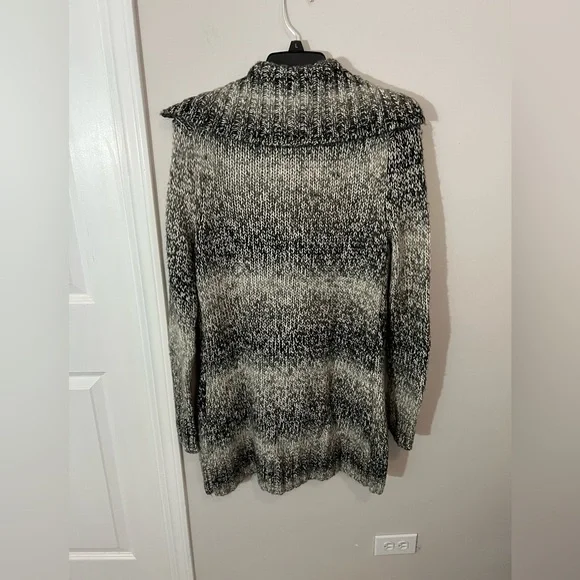 Tommy Hilfiger women's Wool Blend toggle closures Cardigan
Oversized - Picture 2 of 4